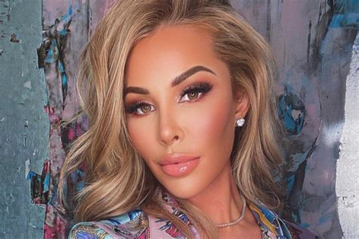 Lisa Hochstein Bio (Wiki) ·